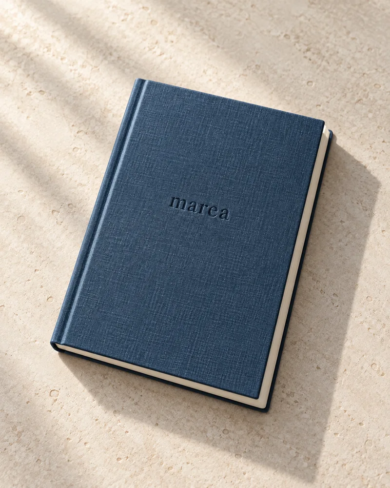 Cuaderno Marea A5 de lino azul mineral, con encuadernación rígida y páginas color marfil.